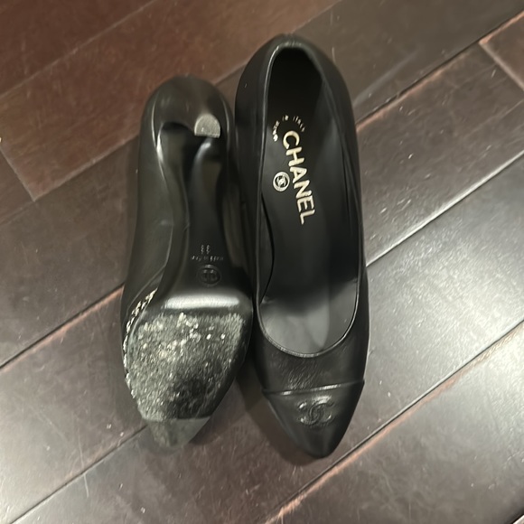 BLACK CHANEL CHAIN PUMPS - Picture 5 of 6